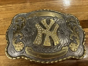 Große York Yankees Herren Metall Gürtelschnalle mit Goldakzenten & Strass - Bild 1 von 7