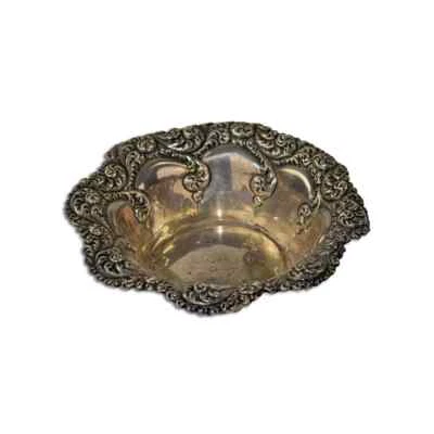 Plato pequeño de plata de ley con patrón floral de 2,45 oz Foto 1 de 3