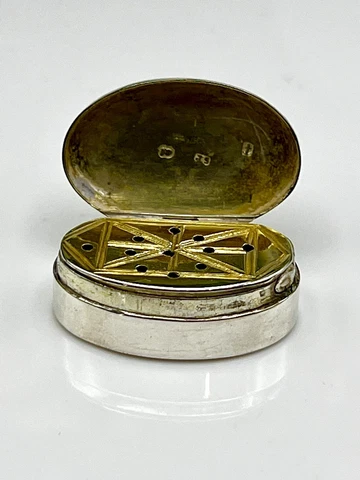 Georgian 1834 Solid Silver & Gold Gilt Oval Vinaigrette JESSE SARGEANT Cover