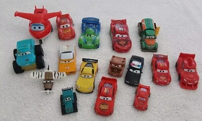 Lote de 16 coches de carreras de plástico y metal fundido a presión de Disney Pixar coleccionables  Foto 1 de 4
