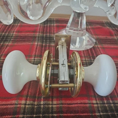 Perilla de puerta de porcelana blanca vintage Gainsborough Whitehall Australia precio de venta sugerido por el fabricante 130 USD Foto 1 de 4
