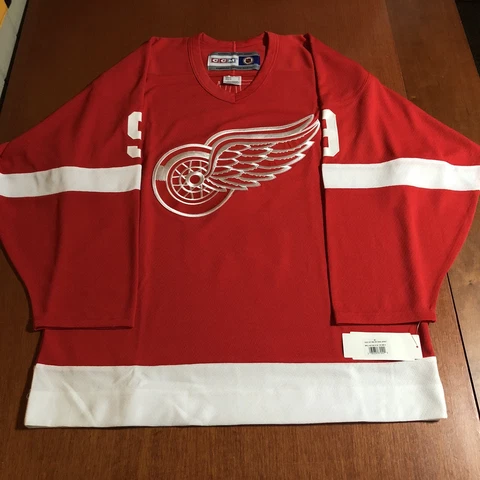 CCM Gordie Howe Detroit Red Wings NHL Hockey Jersey Vintage Red Adult Men’s M Cover