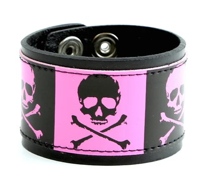 Pulseira Skull Crossbone Punk gótica brilhante zumbi metal rock - Imagem 1 de 3