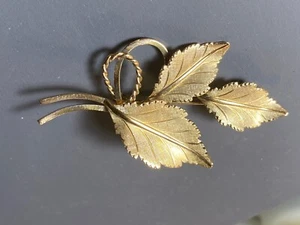 14k Yellow Gold Vintage Leaf & Ribbon Pin by AC - Picture 1 of 4