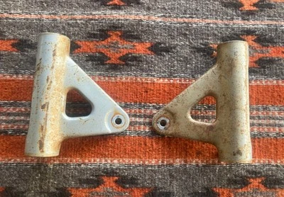 1973 年雅马哈 DT 175 原始设备制造商车头灯安装支架 438-23131-00-20 100 125 250 — 第 1/4 张图片