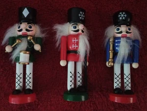 "Nuevo 3 estatuillas/ornamentos de madera estilo navideño lNueces 4,5"" de alto Navidad" - Imagen 1 de 9