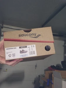 Zapato de Trail Saucony Endorphin Edge - Para Hombre Talla 7.5 Negro/Dorado - NUEVO con caja - Imagen 1 de 5