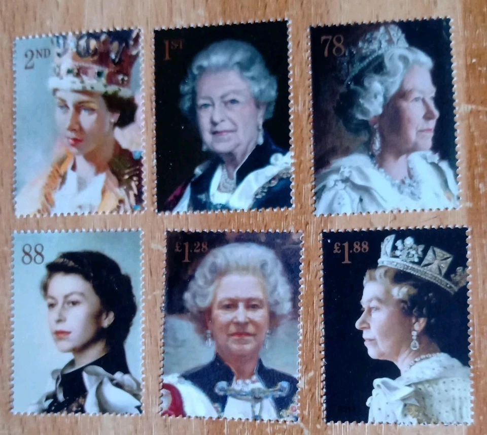 6 новых марок Великобритании. Ее Величество королева Елизавета 11. Ношение ее королевских платьев и 3 с коронами. - Изображение 1 из 1