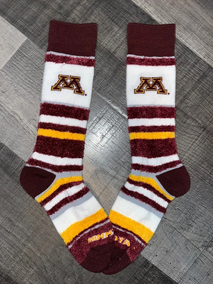 MINNESOTA GOLD GOPHERS NCAA COLLEGE TEAM ЖЕНСКИЕ МЯГКИЕ УДОБНЫЕ ПУШИСТЫЕ МАТРОССКИЕ НОСКИ - Изображение 1 из 1