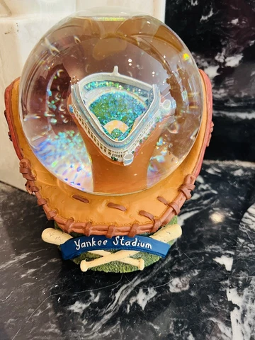 Vintage-Rare- New York Yankees Stadium Glove- Musical Snow  Globe Cover