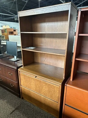 Archivador lateral 2 DR con estantería Hutch en roble laminado por Indiana Desk Foto 1 de 4