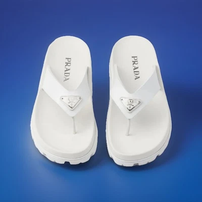 Sandalias Prada de goma con tanga blancas talla 9 originales $750 Foto 1 de 4