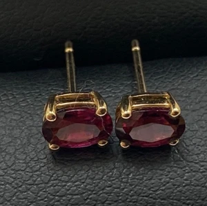 Orecchini a perno in oro giallo 9 ct granato di buona qualità - Foto 1 di 13