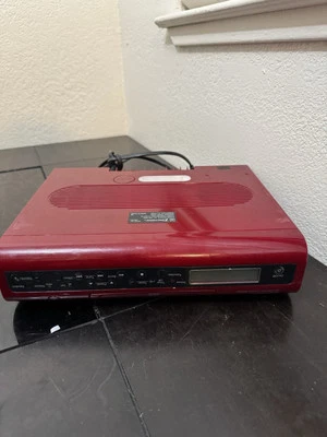Radio reloj estéreo CD debajo del gabinete Emerson rojo CKD1612 SIN CONTROL REMOTO PROBADO Foto 1 de 4