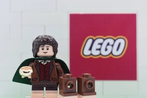 Frodo Baggins (Dark Green Cape) - LEGO LOTR Minifigure - lor112 - 10316 - Picture 1 of 4