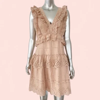 Vestido BCBGMaxAzria tamanho 2 rosa pálido ilhós com babados, decote em V e saia em camadas - Imagem 1 de 4