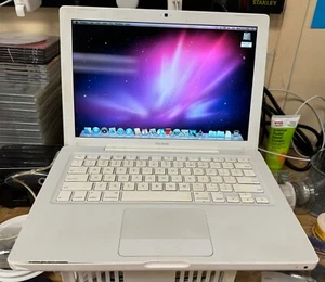 Apple MacBook 13-inch Dec. 2008 2.1GHz Intel Core 2 Duo (MB402LL/B) w/Rosetta - Picture 1 of 3