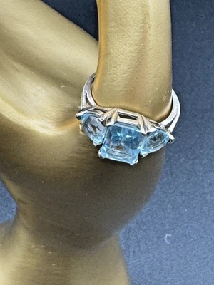Anillo de compromiso de 3 piedras con topacio azul hielo de oro blanco de 10 quilates talla aprox 2,5 TCW 6,5 Foto 1 de 4
