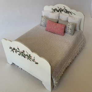 White Shabby Chic Bed & Bedding HandPainted Roses 1:12 Scale Dollhouse Miniature - Picture 1 of 9