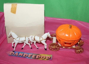 Carro de calabaza Wilton vintage dorado naranja con decoración de pastel de caballos blancos - Imagen 1 de 6