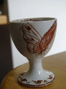 SARREGUEMINES UN ANCIEN COQUETIER EN FAIENCE MODELE CARMEN COULEUR BRUN défaut - Picture 1 of 8
