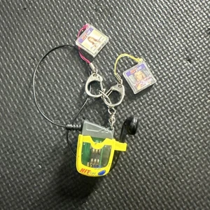 TIGER HIT CLIPS YELLOW PLAYER - with head phones and 1 track works Has battery - Picture 1 of 8