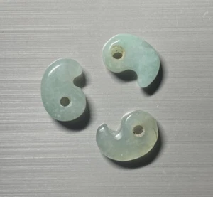 X3 Jade Itoigawa grün Eis Mini Magatama Japan Stein Schmuck Charm 024 - Bild 1 von 2