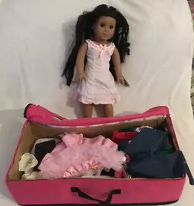 Muñeca American Girl 2014 de piel oscura cabello negro con paño y estuche adicionales. - Imagen 1 de 8