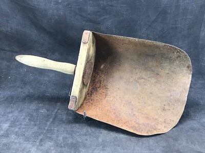 Ancienne pelle à grains bois métal riveté art populaire vieux metier commerce - Photo 1/4