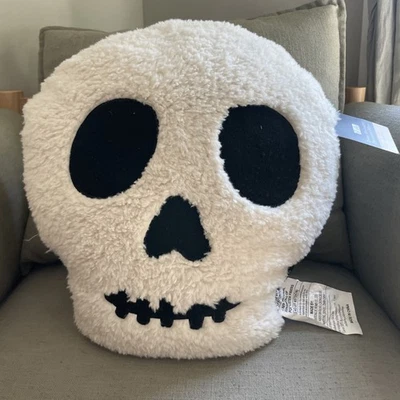 2024 Halloween Calavera Esqueleto Sherpa Cabeza Almohada CR Curious Por Cynthia Rowley Foto 1 de 4