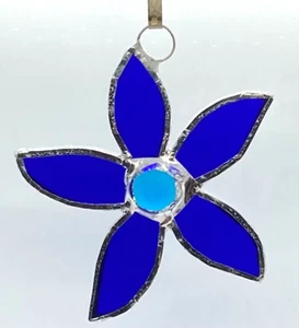 F293 Stained Glass Suncatcher Hanging Flower 5 Petals Daisy 10cm Blue - Picture 1 of 2