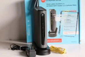 Motorola MT7711 Dual Band AC1900 Cable Modem and Wi-Fi Gigabit Router - Picture 1 of 3