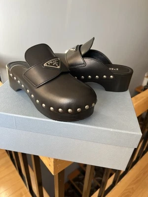 Zapatos zuecos negros con logotipo de triángulo tachonado Prada para mujer talla 35 nuevos en caja Foto 1 de 4