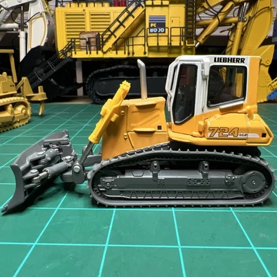 Norscot 58005 Liebherr PR724 Crawler Tractor 1/50 Scale Diecast Model - Image 1 of 4