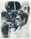 1968 Press Photo Reżyser filmowy Peter Glenville z aparatem lata 60.