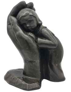 schöne Statuette in Bronze "Mädchen in Hand" sig. dTs 17cm h 1,133kg - Picture 1 of 6