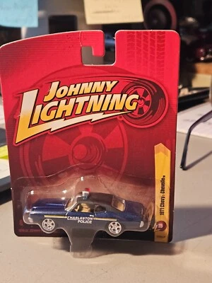 JOHNNY LIGHTNING FOREVER 64 1:64 1971 CHEVY CHEVELLE CHARLESTON POLICÍA AZUL NUEVO EN PAQUETE Foto 1 de 4