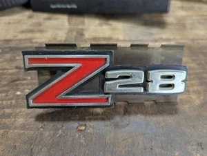 Camaro Z28 Z/28 1970-73 emblema de rejilla GM OEM - Imagen 1 de 4