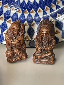 Salero y pimentero vintage indio nativo americano jefe y mujer 1947 MPI - Imagen 1 de 5