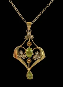9ct Gold antique Peridot Set Pendant with A 9ct gold chain - Picture 1 of 7