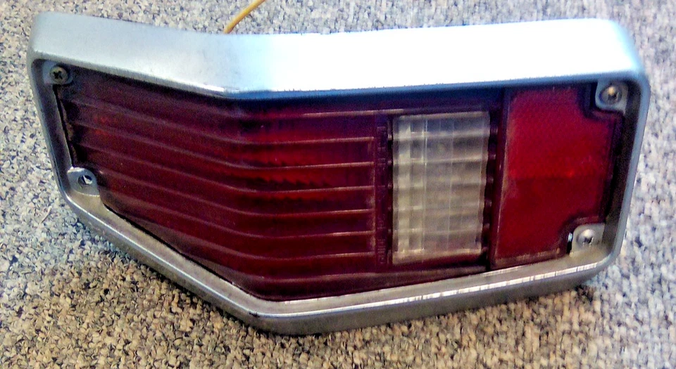 Estação de lanterna traseira esquerda para motorista Wgn compatível com 71-77 VEGA LOC-204DG - Imagem 1 de 4