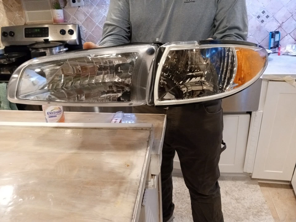 Фара в сборе со стороны водителя для Pontiac Grand Prix 1997-2003 - Изображение 1 из 4