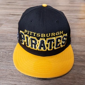 Cappello Snapback Pittsburgh Pirates New Era Nero Giallo Ricamo Scritto LOGO - Foto 1 di 6