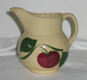 Vajilla de horno vintage WATT #15 jarra de leche/crema patrón rojo manzana - Imagen 1 de 6