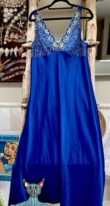 CABERNET WOMEN'S LONG NIGHTGOWN. SIZE: L BLUE SLEEVELESS SATIN EMBROIDERED EUC - Picture 1 of 6