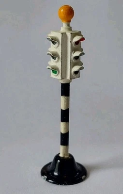 1 VINTAGE DINKY TOY O SCALE 4 WAY TRAFFIC LIGHT MADE IN ENGLAND BY MECCANO - Image 1 of 4
