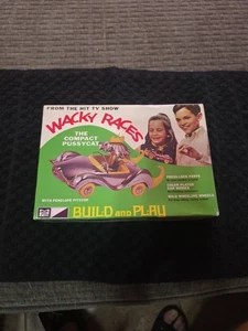 MPC #934 Wacky Races Compact Pussycat SNAP Plastikmodell Maßstab 1:32 Neu in Box - Bild 1 von 3