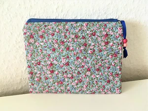 Flache Schminktasche Kosmetik hellblau mit Blümchenmuster selbst genäht - Bild 1 von 4
