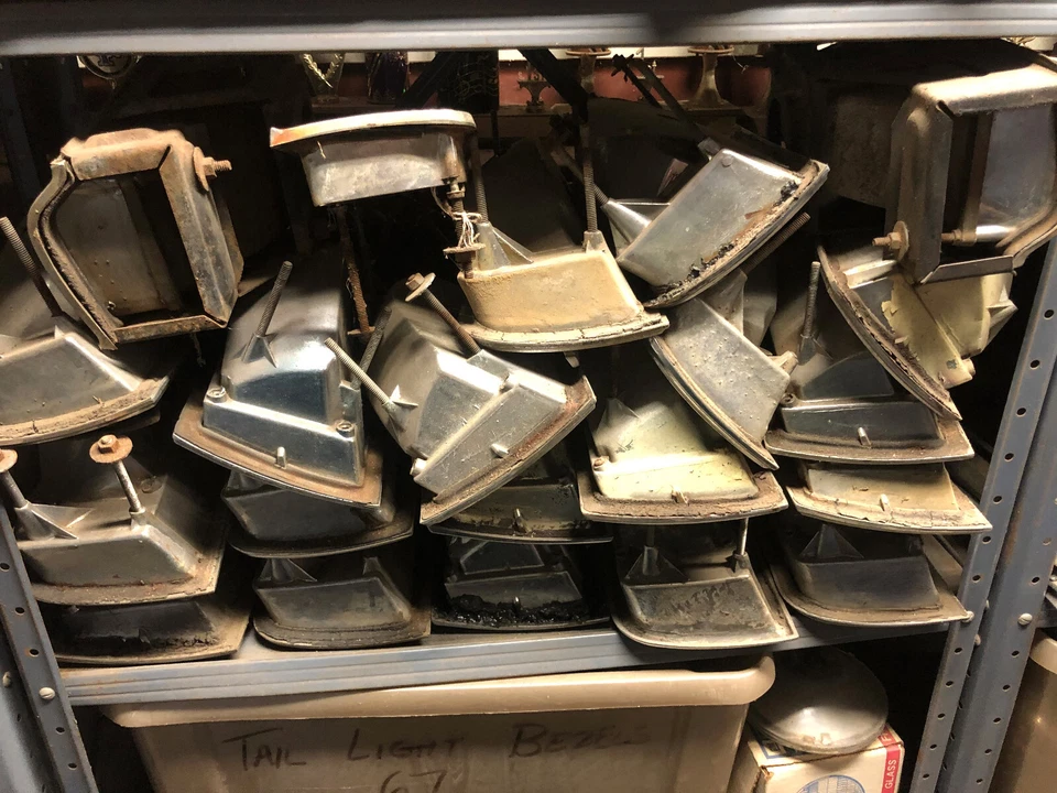 Oldsmobile Cutlass/442/F85 1965 biseles/lente/soporte de luz trasera originales de fábrica Foto 1 de 1