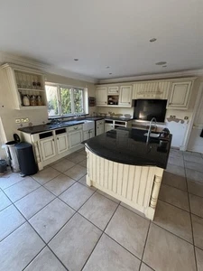 Vintage Kitchen In Good Condition With Granite Worktops - Picture 1 of 4